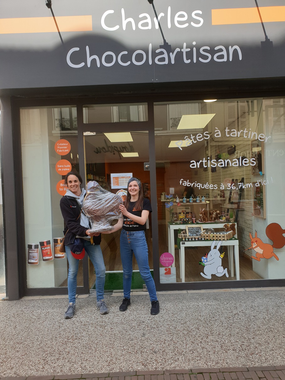 Fanny, maman de Manon et grande gagnante du coq en chocolat Charles Chocolartisan pour Pâques 2022